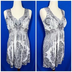 👗|•LIVE AND LET LIVE•| Pretty White & Grey Short Dress Size Small